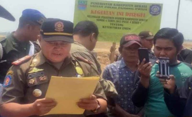 
					Satpol PP Kabupaten Bekasi, mengambil langkah tegas penyegelan terhadap  kegiatan urugan tanah merah.