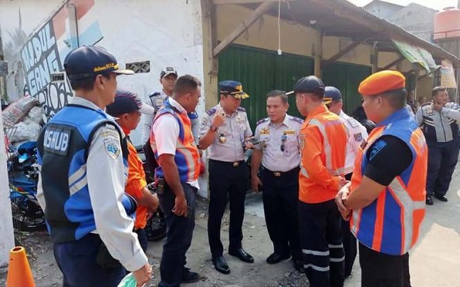
					Jajaran Dishub Kota Depok saat di lokasi sekitar perlintasan commuterline di Jalan H Dul.