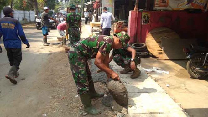 
					Satgas TMMD Imbangan Kodim 0508/Depok menyelesaikan pembangunan drainase.