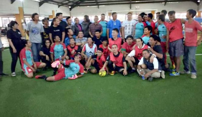 
					Tim futsal Pokja dan DMC foto bersama sebelum bertanding.