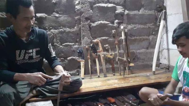 
					Salah satu tempat pembuatan sarung dan gagang golok bermotif  berbentuk kepala singa dan ular naga.