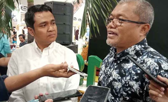 
					Haji Acep Al Azhari sedang diwawancara awak media.