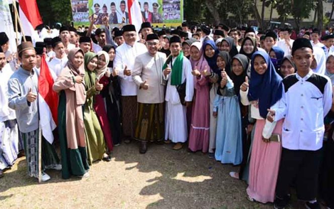 
					Wali Kota Depok, Mohammad Idris bersama Wakil Wali Kota Depok, Pradi Supriatna pose  bersama santri usai Upacara Hari Santri Nasional 2019 di halaman Balaikota.