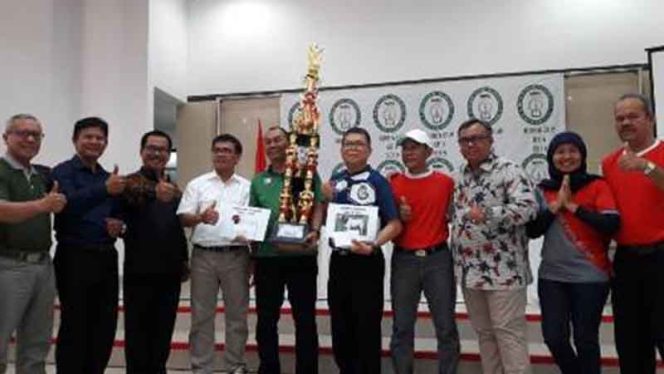 
					Suasana penyerahan piala bagi juara umum dalam kegiatan Ikatan Guru Olaharaga (IGORA)