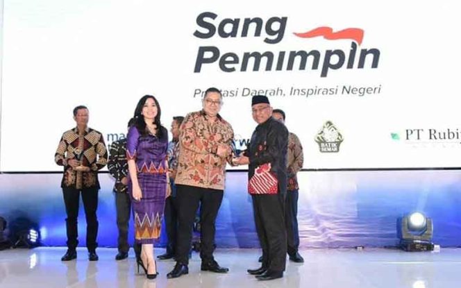 
					Mohammad Idris mendapatkan penghargaan Sang Pemimpin kategori Pelayanan Publik.