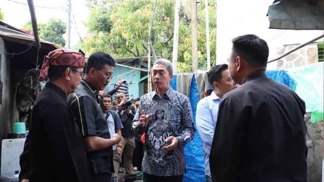 
					Wakil Wali Kota Bogor Dedie A Rachim meninjau area Pedagang Kaki Lima (PKL) Kota Bogor didepan kantor Kejaksaan Negeri .