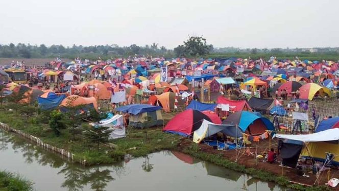 
					Deretan tenda kemah mewarnai Jambore Daerah (Jamda) Kwartir Cabang Gerakan Pramuka Kota Bogor.