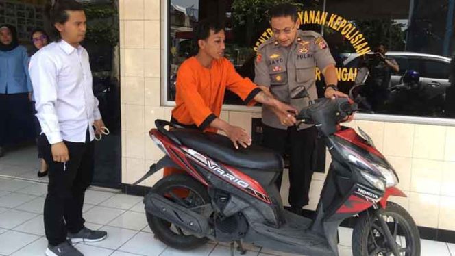 
					Tono (30) yang berprofesi sebagai juru parkir diamankan oleh Polsek Bogor Tengah.