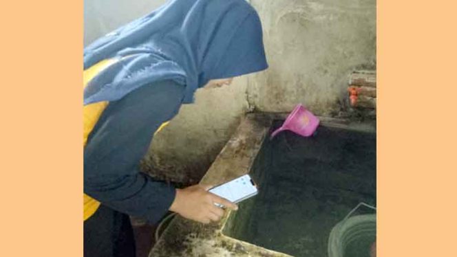 
					Kader Jumantik tengah memantau jentik. 