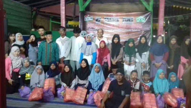 
					Anak-anak yatim dapat bingkisan dalam acara syukuran.