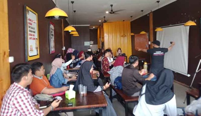 
					Suasana kegiatan workshop mobil videography