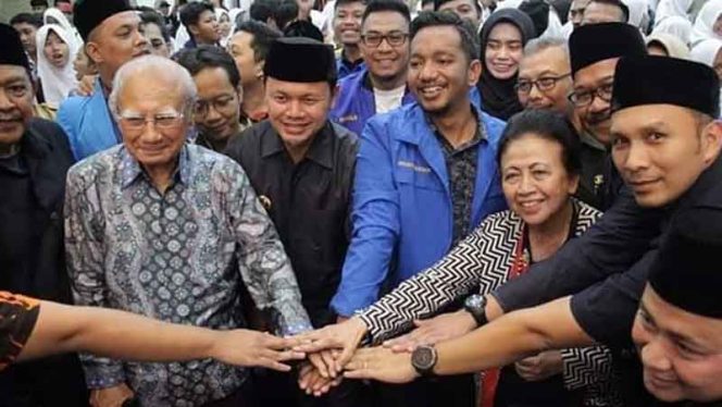 
					Prof DR Emil Salim dan DR DRH Hj. Popong Otje Djundjunan