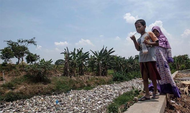 
					sampah memadati aliran kali bahkan sampai membuat permukaan air Kali Jambe tertutup