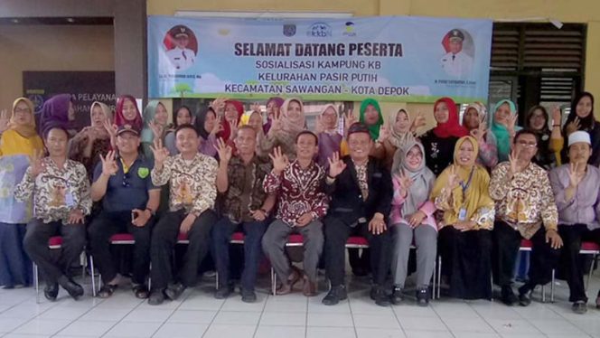 
					Usai mengikuti Kampung KB narasumber, aparatur pemerintah Kelurahan Pasir Putih pose bersama.