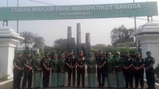 
					HUT Komando Resor Militer 051/ Wijayakarta ke - 21, ziarah ke Taman Makam Pahlawan Bulak Kapal, Bekasi Timur.