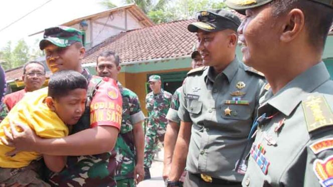 
					Letkol Inf  Wahyo Yuniartoto, SE, M Tr (Han), memeluk Elfan Pratama (6), seorang anak penyandang disabilitas.