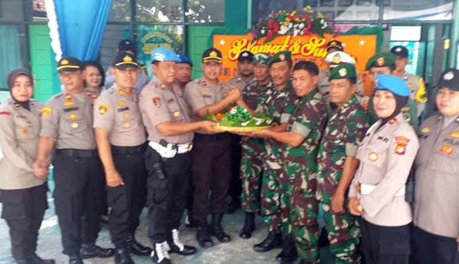 
					Jajaran Polsek Sukmajaya dipimpim Kapolsek  Kompol Yudho Huntoro kunjungi Koramil untuk mengucapkan HUT ke-74 TNI.