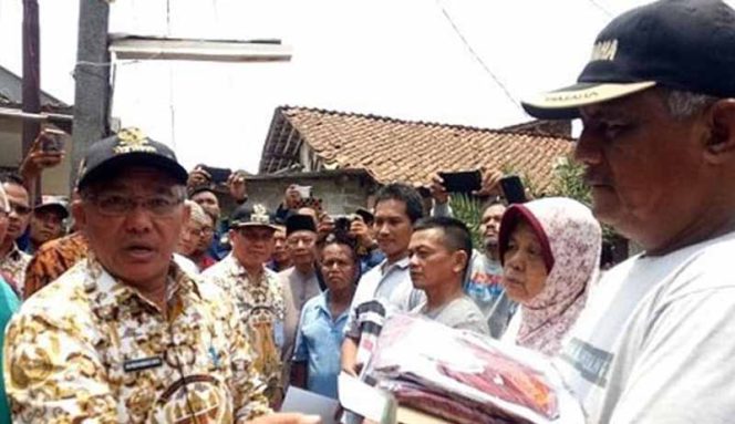 
					Wali Kota Depok, Mohammad Idris menyerahkan bantuan korban kebakaran di Cinere. 
