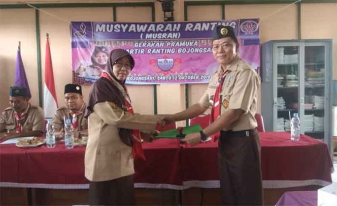 
					Juanda, mantan Ka Kwarran menyerahkan dokumen kepada Euis Nurhayati usai musyawarah ranting Pramuka Kecamatan Bojongsari.
