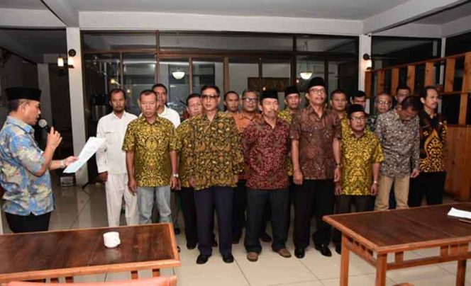 
					Camat Beji, Anis Fathoni tengah melantik Ketua LPM se Kecamatan Beji.