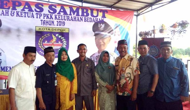 
					Nurdin Al Idrusoma/Jojon (empat kanan) pose bersama usai pisah sambut Lurah Bedahan. 