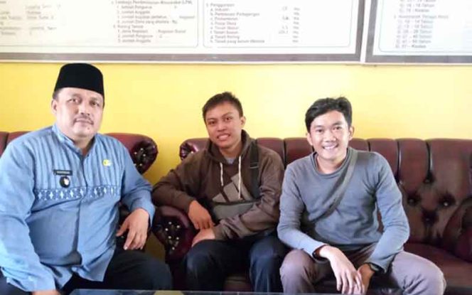 
					Lurah Duren Seribu, Suhendar saat bersama pemuda.