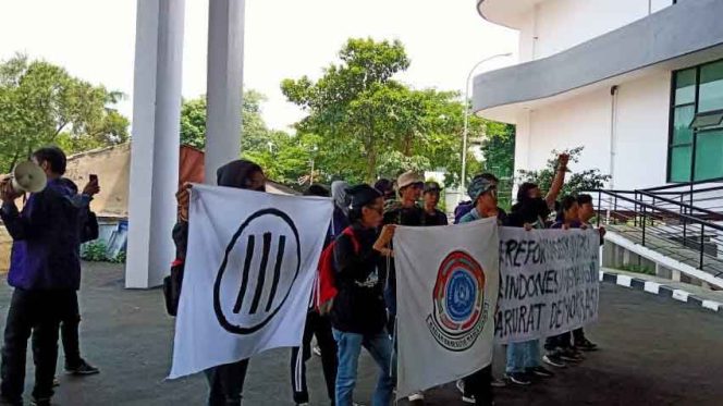 
					Mahasiswa Sorot Insiden Gedung Dewan Ambruk