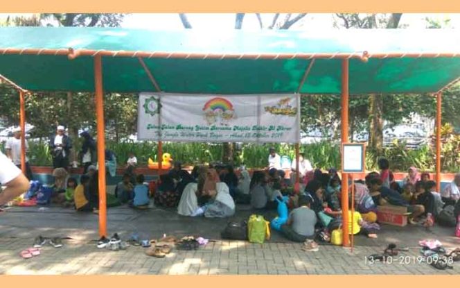 
					Majelis Zikir Al Abror menggelar acara santunan yatim di Tempat Wisata The Jungle Bogor.