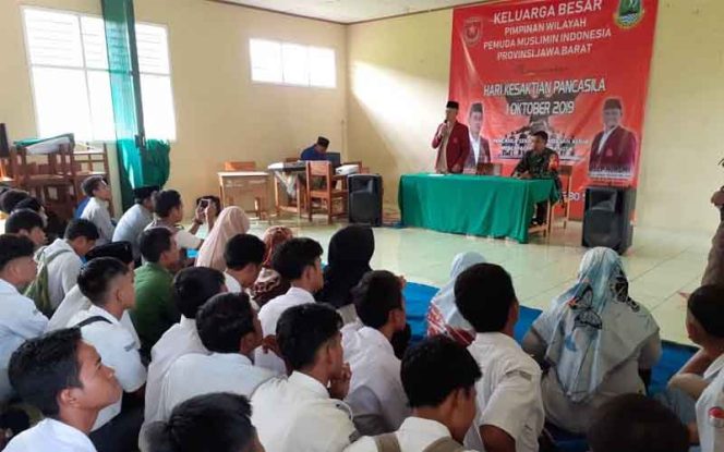 
					Nonton bareng pemutaran film gerakan 30 September PKI atau biasa disebut G30S/PKI.