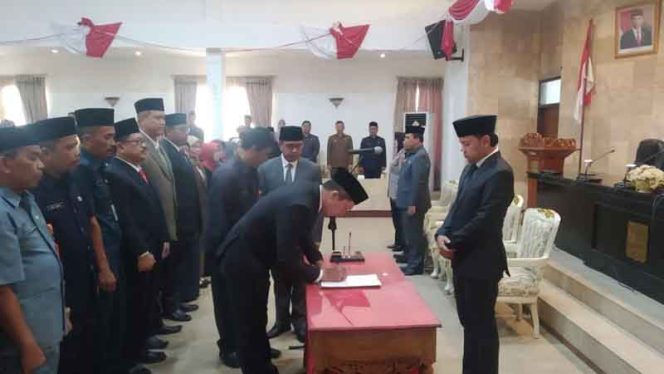 
					Wali Kota Bogor Bima Arya Sugiarto melantik tiga pejabat hasil open bidding.