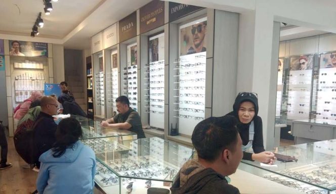 
					Optik Ezia membuka cabang kelimanya di Kota Depok