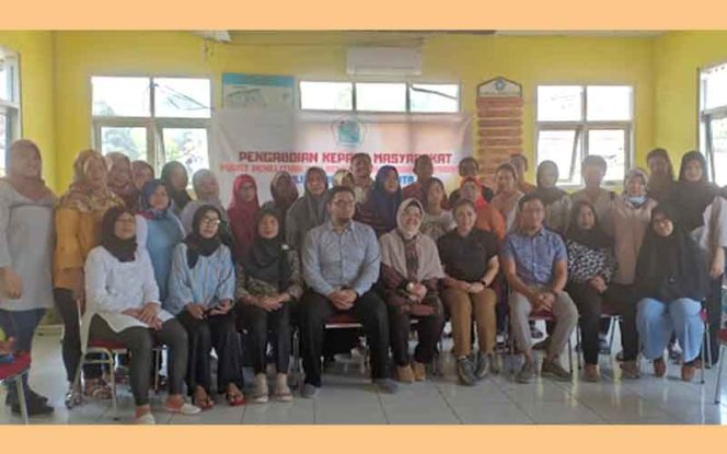 
					
Tim P3M PNJ pose bersama kepada para peserta pelatihan.