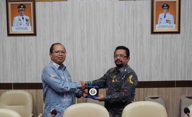 
					Sekdisdik Prov Jabar, Firman Adam (kanan) 