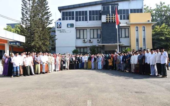 
					Gunakan Pakaian Koko dan Sarung di Hari Santri Nasional