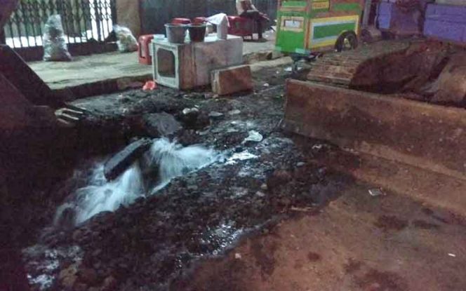 
					Kebocoran pipa milik perusahaan plat merah sehingga mengalami kerugian.