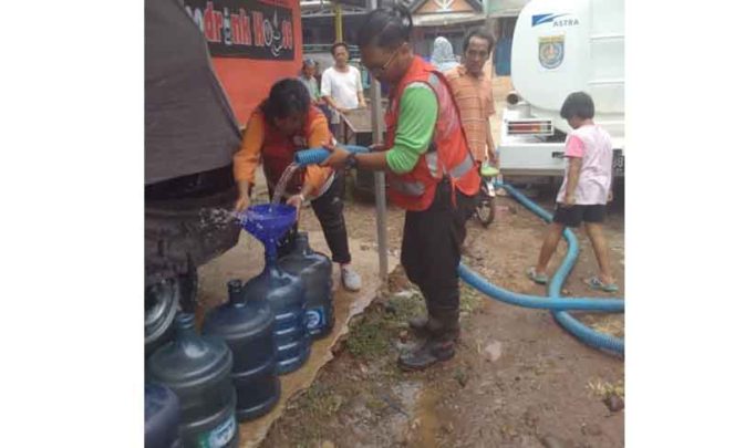 
					Suasana pendistribusian air bersih di wilayah Kelurahan Panmas.