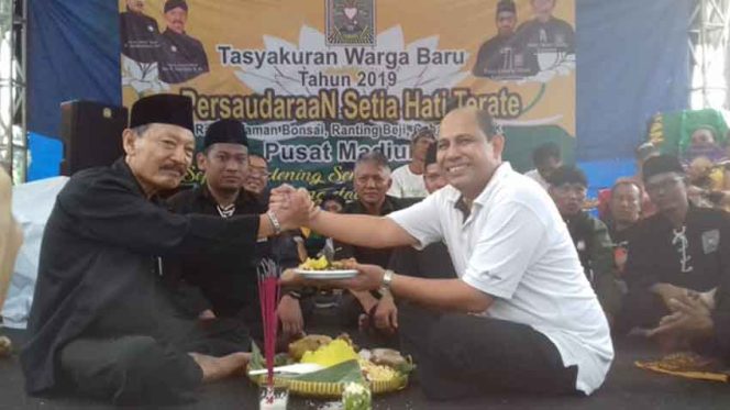 
					Jumali (kiri) saat menghadiri syukuran K3D di Jalan Margonda, Kecamatan Beji.