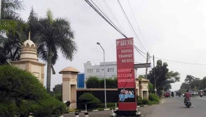 
					Salah satu tiang iklan Tempat Hiburan Malam (THM), yang identik dengan prostitusi.