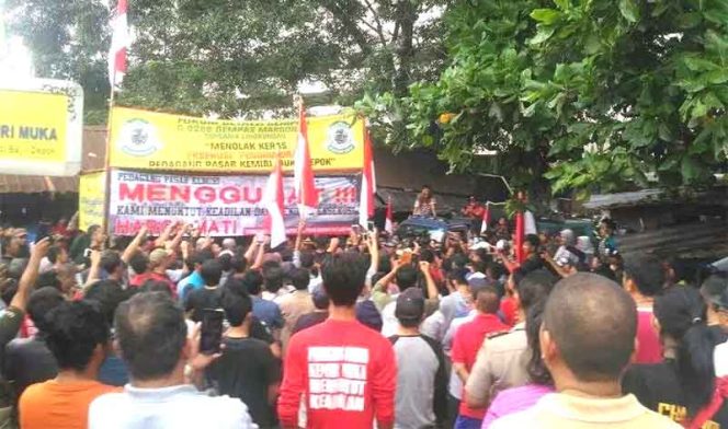 
					Eksekusi Pasar Kemirimuka menjadi tertunda dikarenakan adanya perlawanan para pedagang . (Foto: Istimewa)