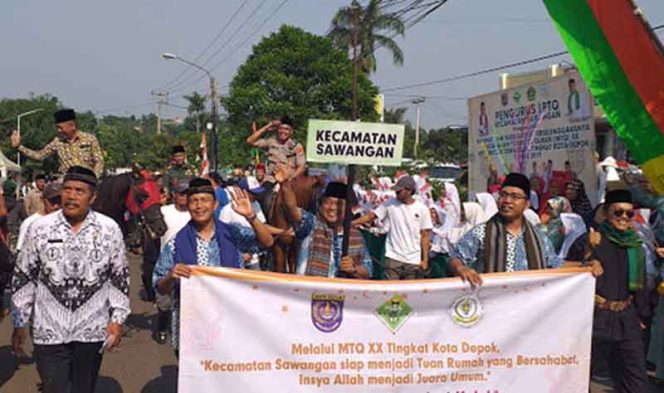 
					Peserta pawai ta’ruf Sawangan disambut antusias. 