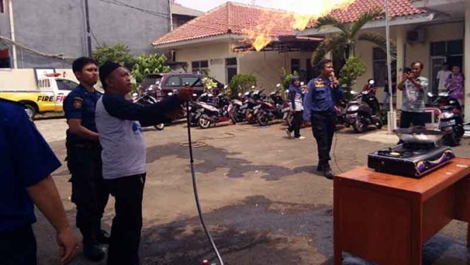 
					Warga tengah mempraktikkan selang kompor gas menyala, kemudian dipadamkan. 