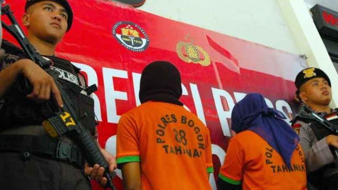 
					Dua pelaku pembunuhan berencana dijaga oleh dua anggota Polres Bogor, saat pres rilis di Mapolres Bogor.