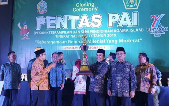 
					Jabar terima piala juara umum dalam Pentas PAI nasional 2019, di Makasar, Sulawesi Selatan.