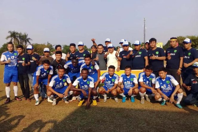 
					Anggota DPRD Kota Depok, Babai Suhaimi foto bersama Persikad Depok