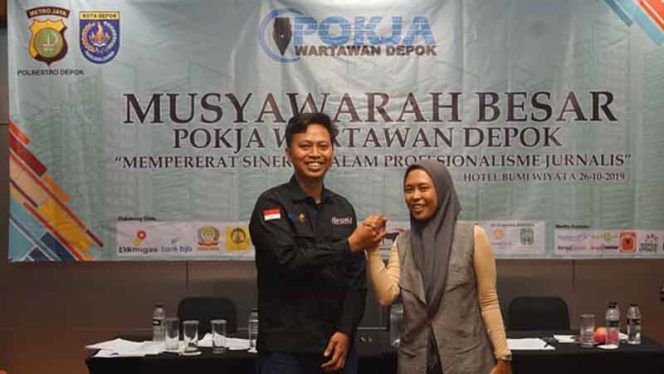 
					Rina Ratna Purnama (kanan) bersama Iyung Rizki salam komando.