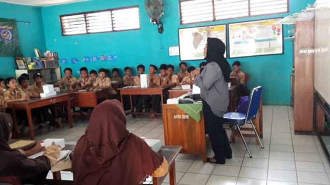 
					Siswa serius belajar bahasa Inggris dalam program TMMD Imbangan Kodim 0508/Depok.