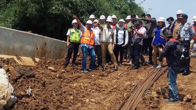 
					Wali Kota Bogor Bima Arya bersama pimpinan DPRD meninjau proyek flyover atau jalan layang Jalan RE.