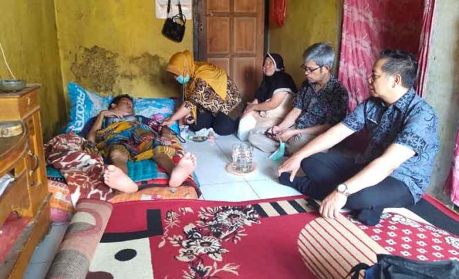 
					Kepala Puskemas Sukajaya kunjungi, Jajang (40) penderita kangker ganas Stadium 4.