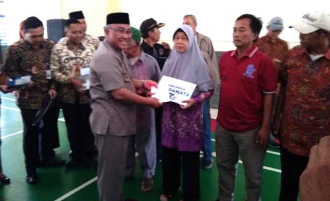 
					Wali Kota Depok, Mohammad Idris secara simbolis menyerahkan rekening BJB program RTLH  bagi warga penerima manfaat.