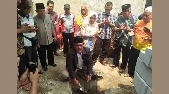 
					Lurah Kemirimuka, Khairul Adyan meletakan batu pertama pembangunan posyandu.